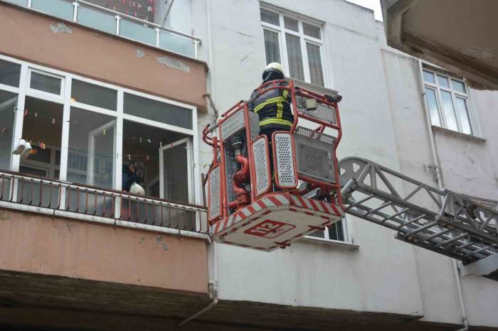 Balkonda Alev Alan Paspas Ekipleri Harekete Geçirdi