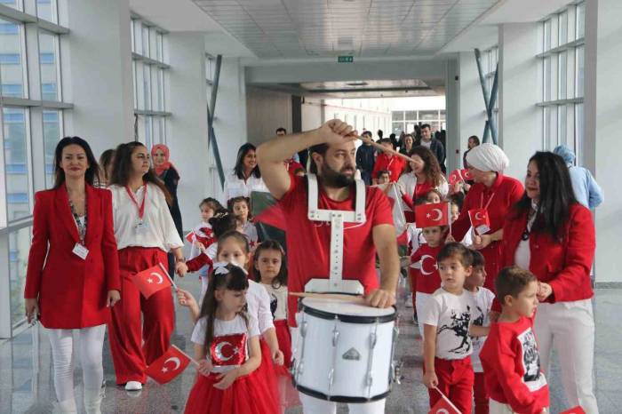 Hastanede Cumhuriyet’i Kutlayan Minikler Hastalara Moral Oldu