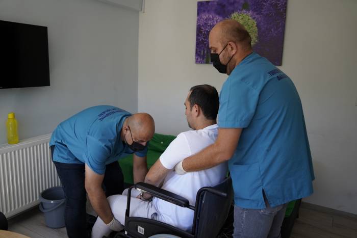 Yunusemre’de Evde Bakım Hizmeti Devam Ediyor