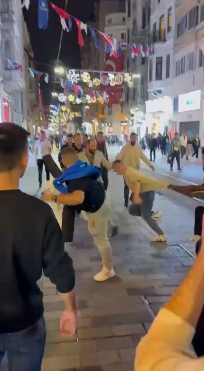Taksim’de Saç Ektirme Kavgası Kamerada: Pansuman Yapılmayınca Esnafa Saldırdılar