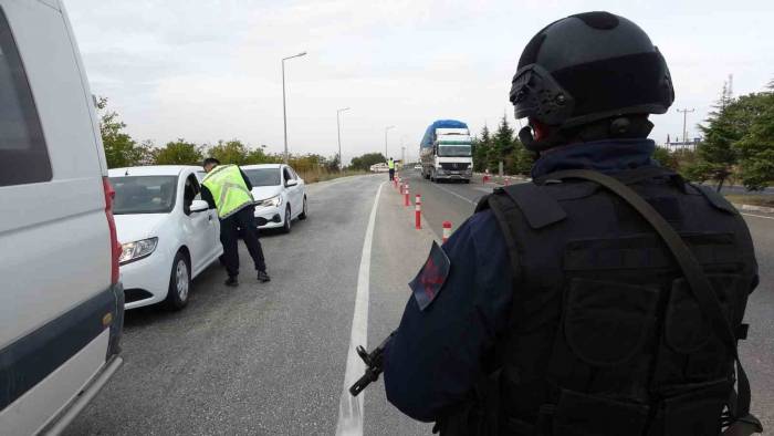 Uşak’ta Cayrokopter İle Havadan Trafik Denetimi