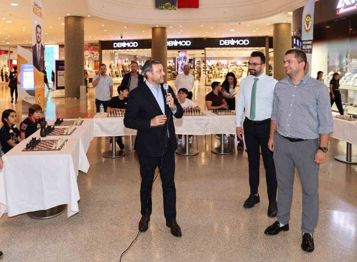 Yüreğir’de Simultane Satranç Gösterisi