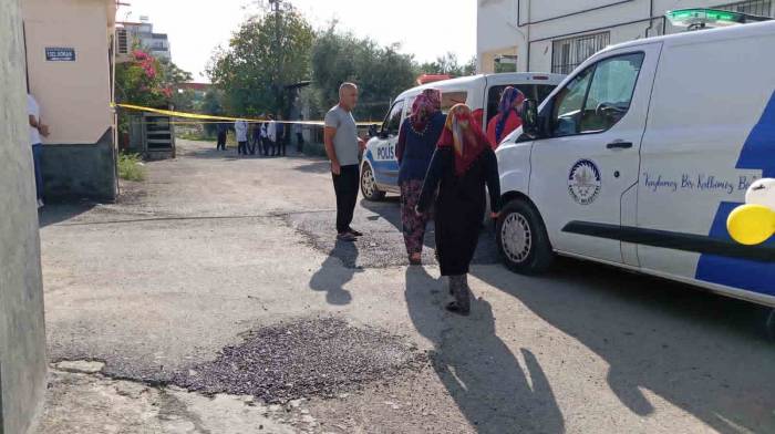 27 Yaşındaki Genç Evinde Bıçaklanmış Şekilde Ölü Bulundu