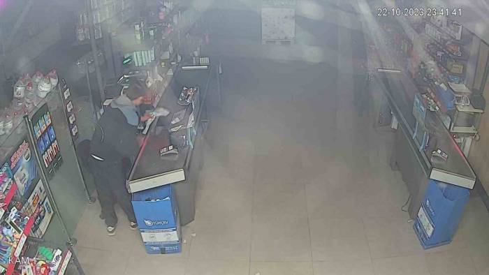 Parke Taşıyla Marketin Camını Kırıp Sigara Çalan Hırsız Yakalandı
