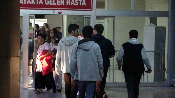 Adana’da 14 Öğrenci Gıda Zehirlenmesi Şüphesiyle Hastaneye Başvurdu