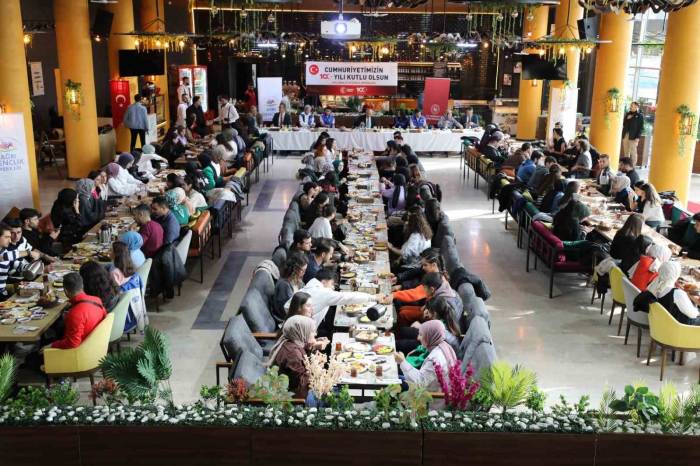 Ağrı Valisi Koç, Cumhuriyetin 100. Yılında Gençlerle Bir Araya Geldi