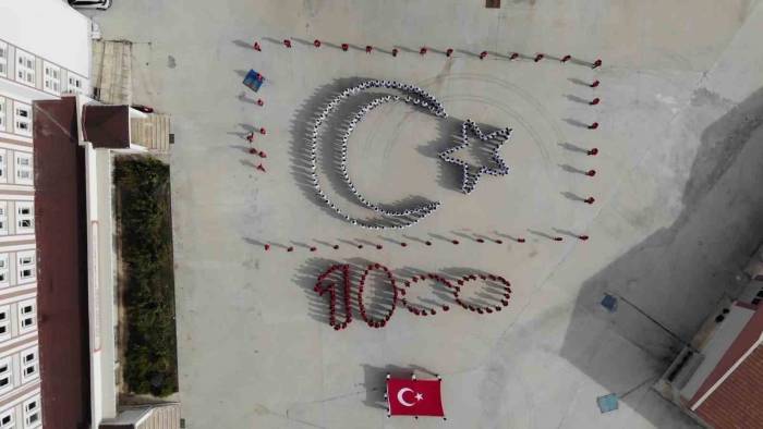 Amasya’da Öğrenciler ‘100. Yıl’ Ve ‘Ay-yıldız’ Koreografisi Oluşturdu