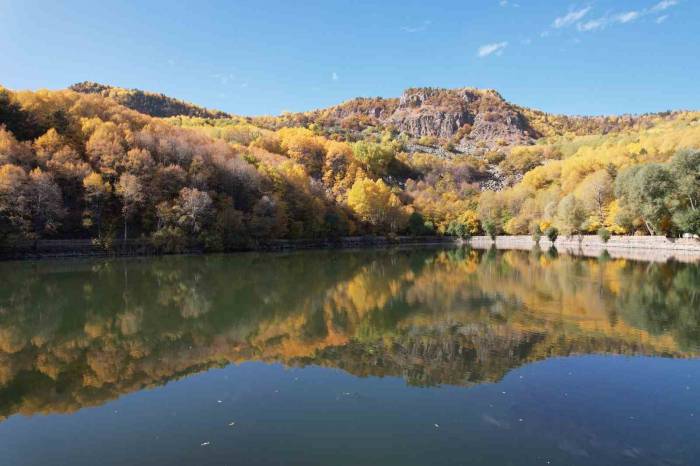 Çubuk Karagöl’e Sonbahar Geldi: Sarının Her Tonunu Barındıran Yüzlerce Ağaç Kartpostalları Aratmıyor