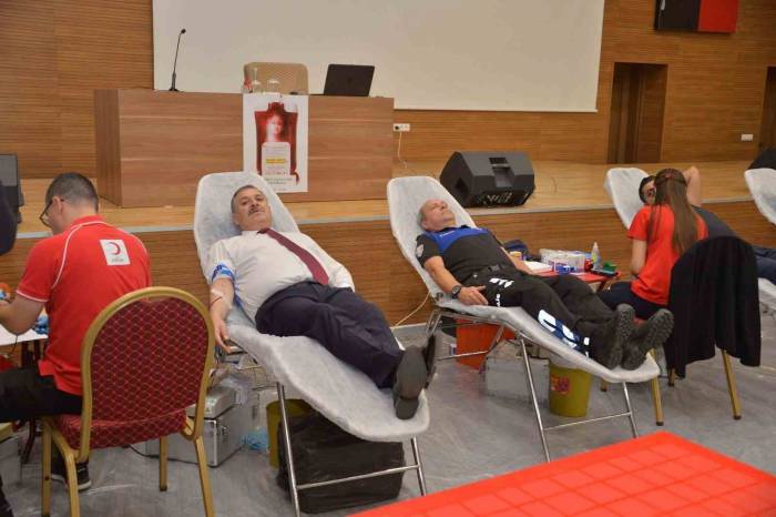 Antalya Polisinden Cumhuriyetin 100. Yılı Etkinliklerinde Kızılay’a Kan Bağışı