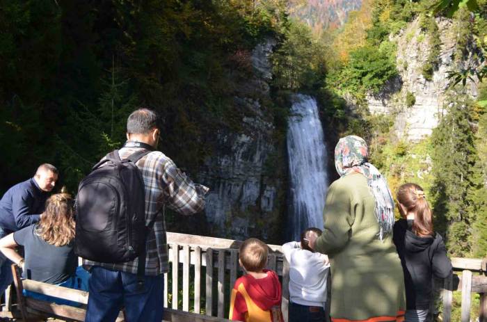 Camili Havzasında Bulunan Maral Şelalesine Sonbaharda Yoğun İlgi