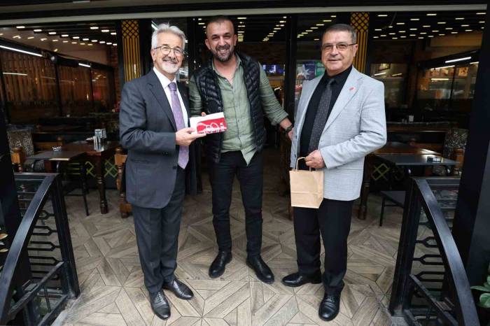 Başkanlardan Esnafa Atatürk Posteri Ve Türk Bayrağı