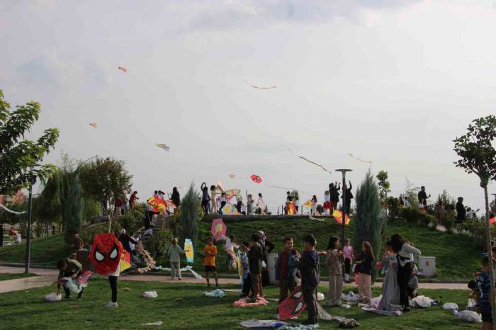 Batman’da Öğrenciler Cumhuriyet’in 100. Yılını Uçurtma Uçurarak Kutladı