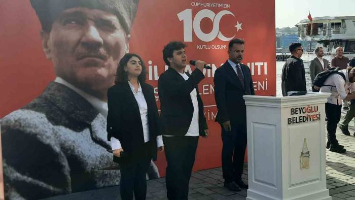 Beyoğlu Karaköy Rıhtımı’na ’ilk Adım Anıtı’ Yerleştirildi