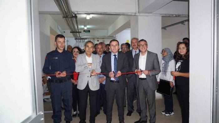 Burdurlu Öğretmenden Cumhuriyet’in 100. Yılı Resim Sergisi