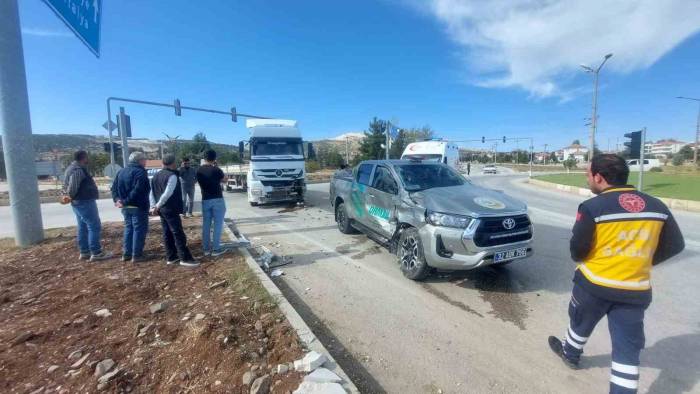 Burdur’da Hafif Ticari Araç Tırla Çarpıştı: 1 Yaralı