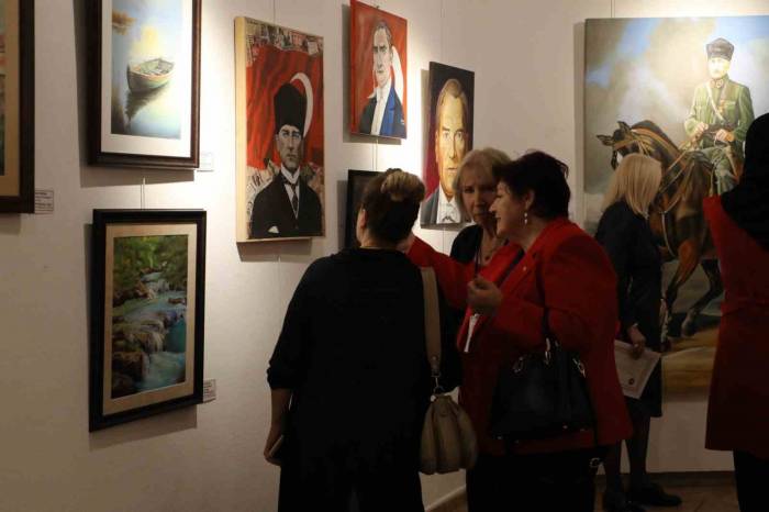 "Cumhuriyet Ve Biz" Sergisi Sanatseverlerin Beğenisine Sunuldu