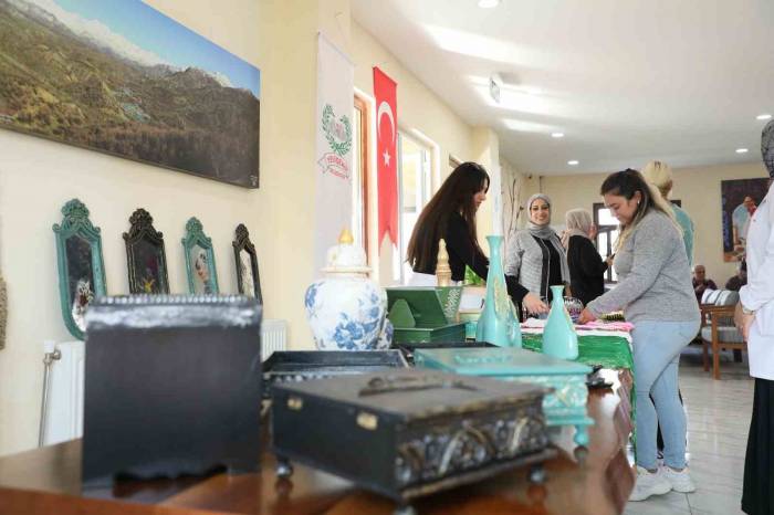 Diyarbakır’da 65 Yaş Üstü Vatandaşların El Emeği Çalışmaları Sergilendi