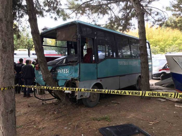 Freni Patlayan Midibüs 2 Aracı Biçip Parka Daldı: 1’i Ağır, Çoğu Öğrenci 27 Yaralı