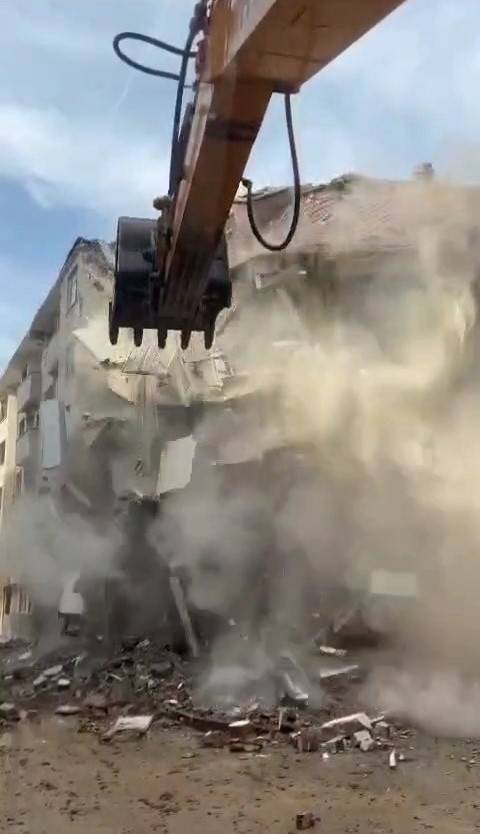 Elazığ’da Ağır Hasarlı Bina Korna Sesi İle Yıkıldı