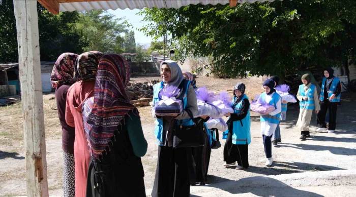 Nişanlı Kıza Çeyiz Sürprizi