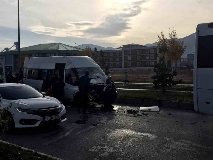23 Kişinin Yaralandığı Zincirleme Kaza Güvenlik Kamerasına Yansıdı