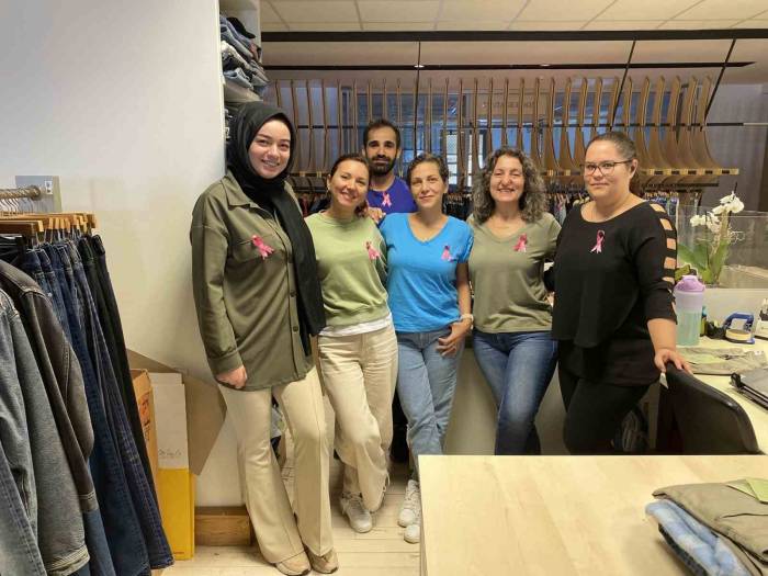 Farkındalık İçin Pembe Kurdele Taktılar