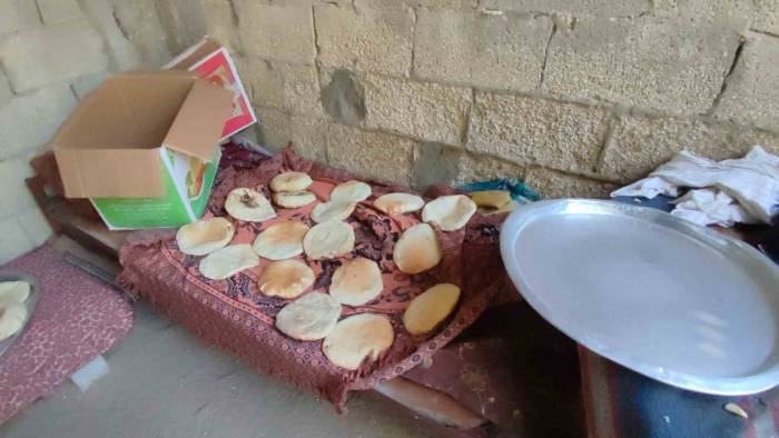 Filistinli Aile Gazze Şeridi’ndeki Ekmek Krizini Çözmek İçin Kil Fırın Kullanmaya Başladı