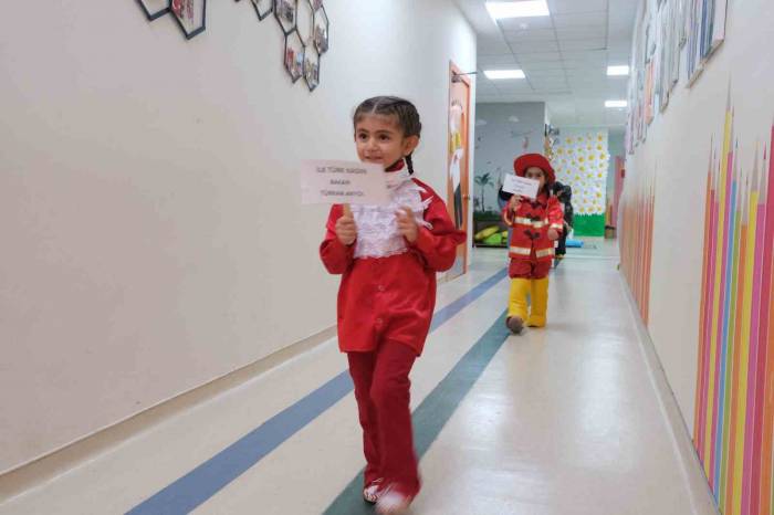 Çukurovalı Miniklerden Muhteşem Cumhuriyet Defilesi