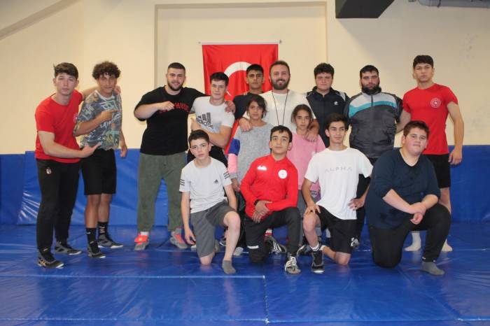 Güreşçi İkiz Kardeşlerin Hedefinde Avrupa Şampiyonluğu Var