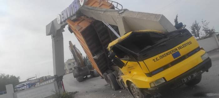 Damperi Açık Kamyonun Üzerine Beton Düştü: 2 Yaralı