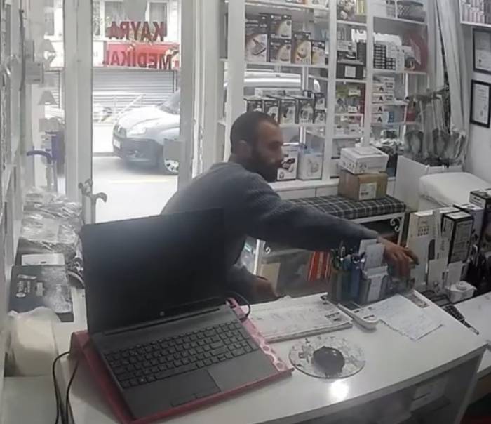 Fatih’te Medikal Mağazası Çalışanını Oyalayarak Sadaka Kutusunu Böyle Çaldı