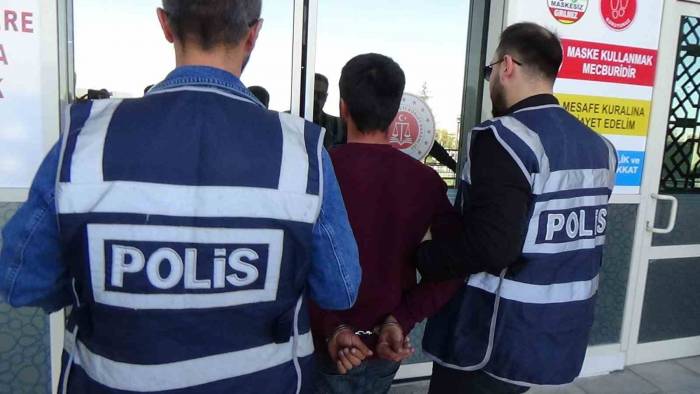 Üvey Babasını Bıçaklayarak Öldüren Zanlı Tutuklandı