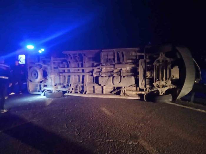 Mardin’de Minibüs İle Hafif Ticari Araç Çarpıştı: 6 Yaralı