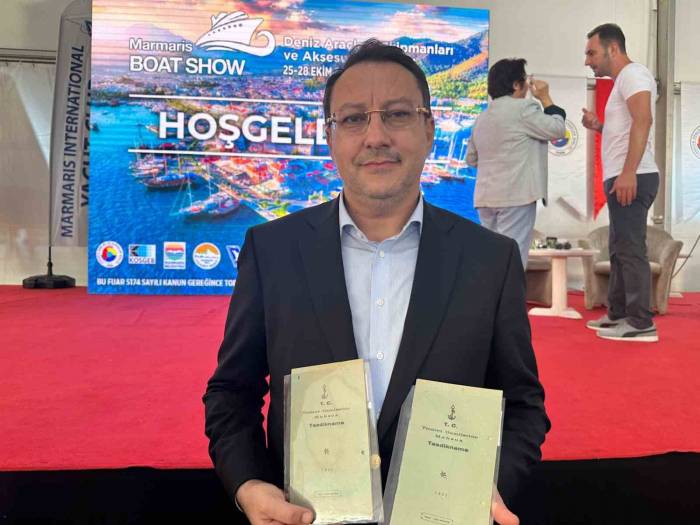 Marmaris Boat Showda Ticaret Odası Başkanı Ayhan’a 92 Yıllık Tasdikname Takdim Edildi
