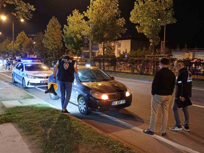 Yaya Geçidinde Otomobil Çarptı: 3 Yaralı