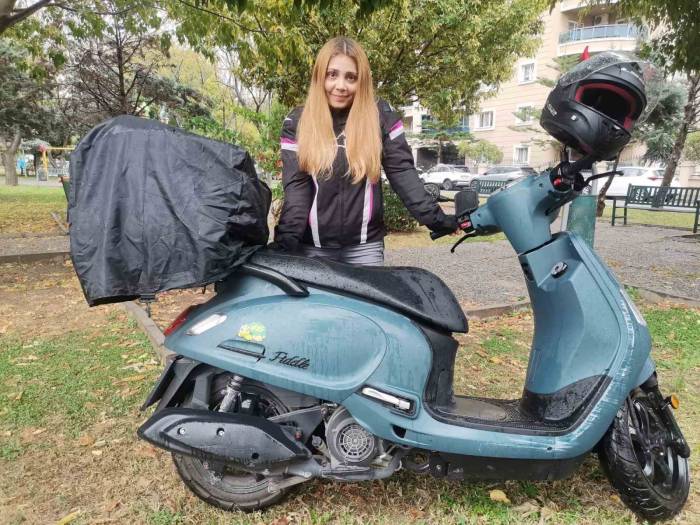 Başıboş Sokak Köpeği Kadın Motosiklet Sürücüsünü Canından Ediyordu
