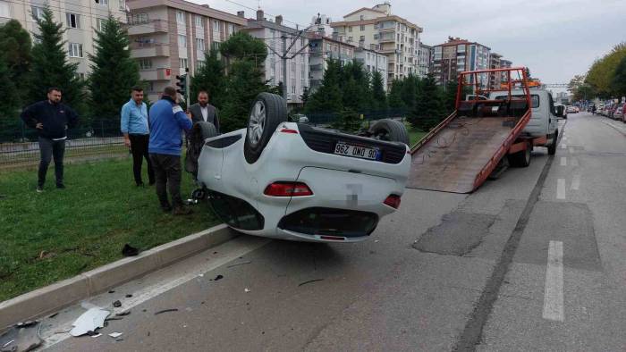 Samsun’da Otomobile Çarpıp Takla Atan Aracın Sürücüsü Yaralandı