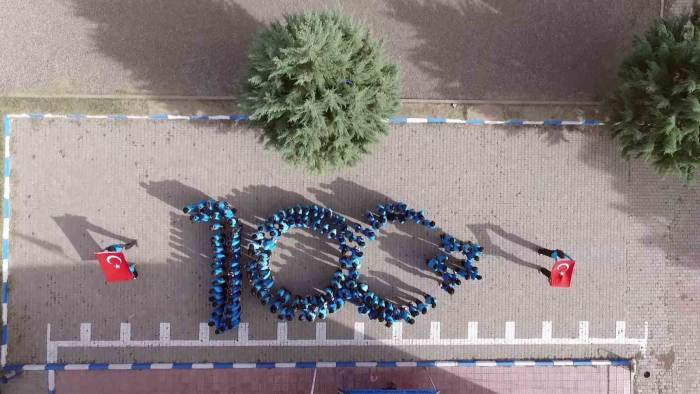 İlköğretim Öğrencileri 100. Yıl Koreografileriyle Dikkat Çekti