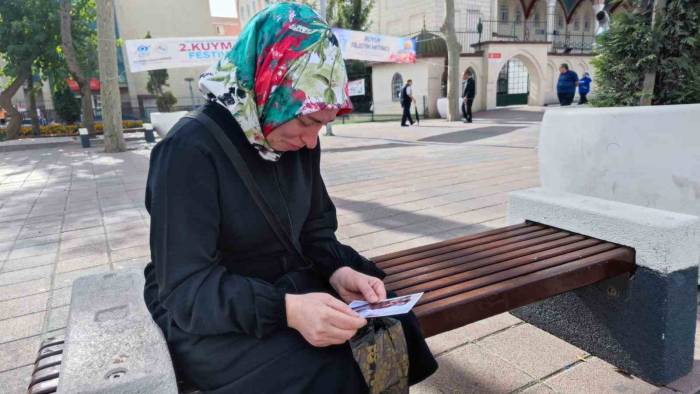 Günlerdir Kızından Haber Alamayan Gözü Yaşlı Anne: "Ne Olur Kızımı Bulun"
