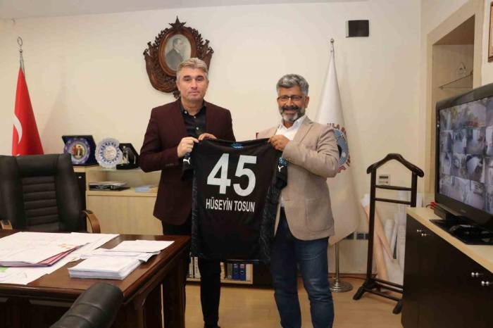 Cemar’dan Başkan Tosun’a Forma Hediyesi