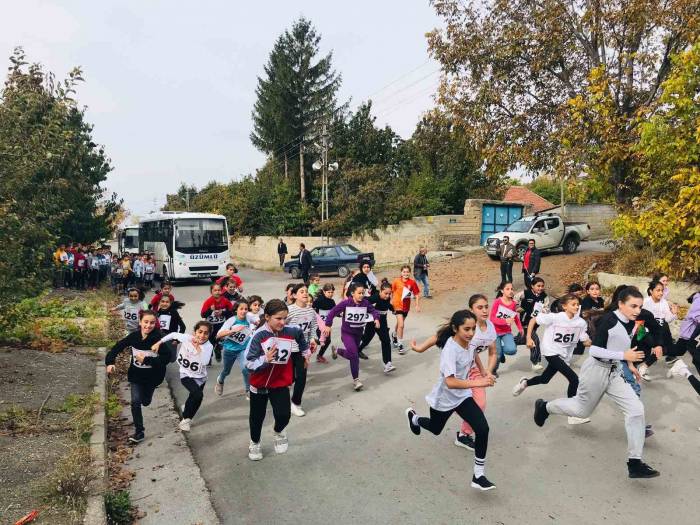 Üzümlü’de Cumhuriyet Koşusu Düzenlendi