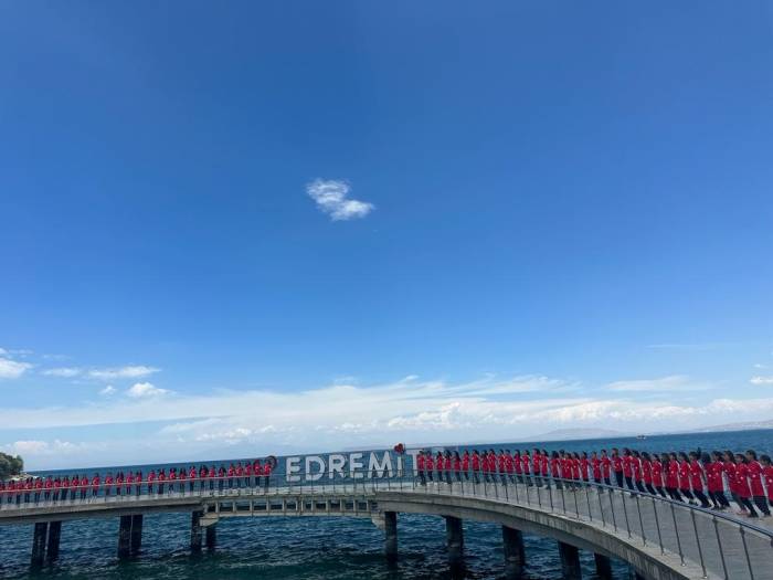 100 Kızla Renkli 100. Yıl Kutlaması