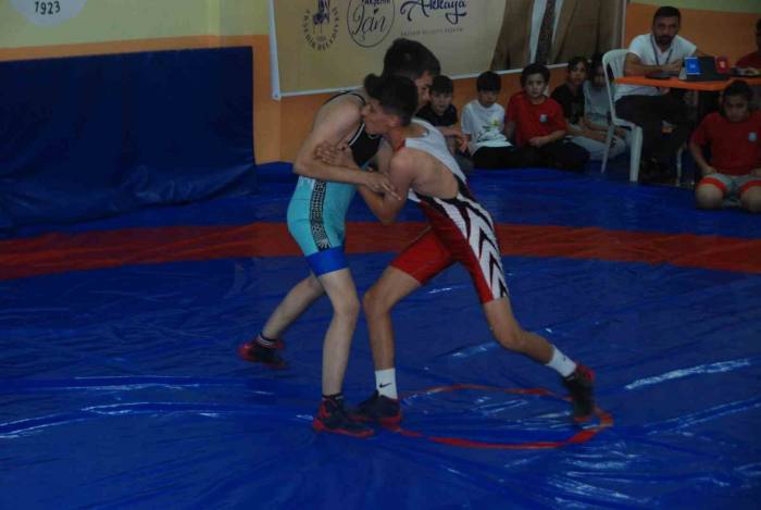 Akşehir’de Pehlivanlar 100. Yıl Şerefine Güreşti