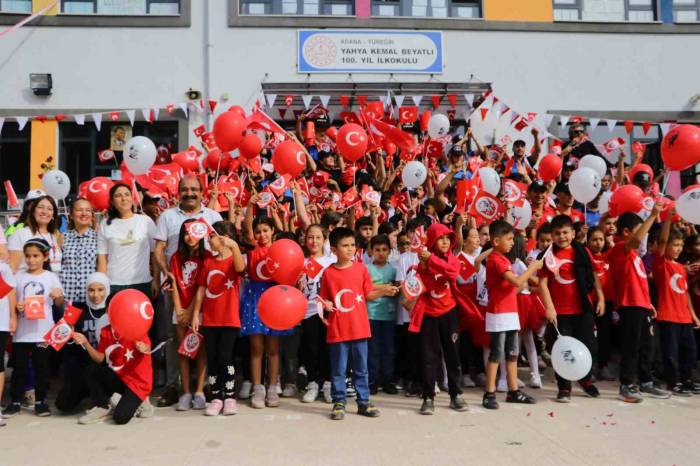 Polisler, Çocuklarla Cumhuriyet’in 100. Yılını Kutladı