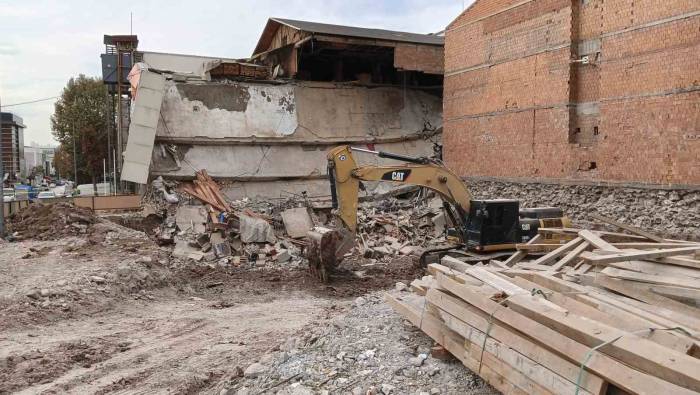 İnşaattaki Hafriyat Çalışması Apartmanda Göçüğe Sebep Oldu