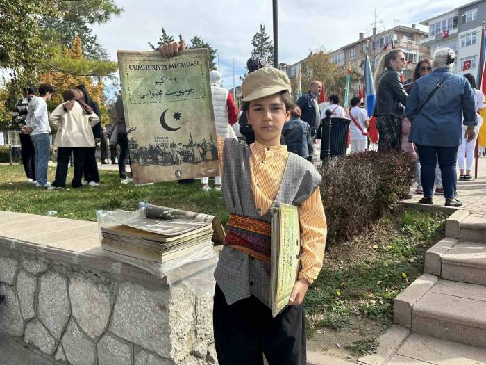 Çorum Belediyesi “Cumhuriyet Mecmuası” Dağıttı