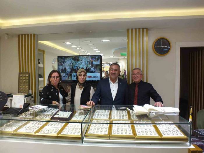 Ak Parti Teşkilatı Esnafa Bayrak Dağıttı