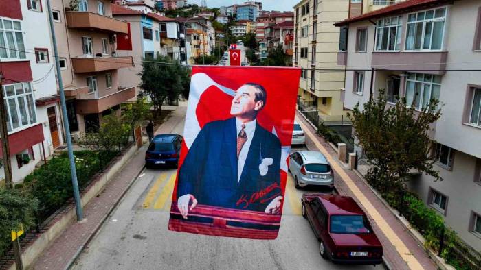 Caddeler, Sokaklar Bayraklarla Donatıldı