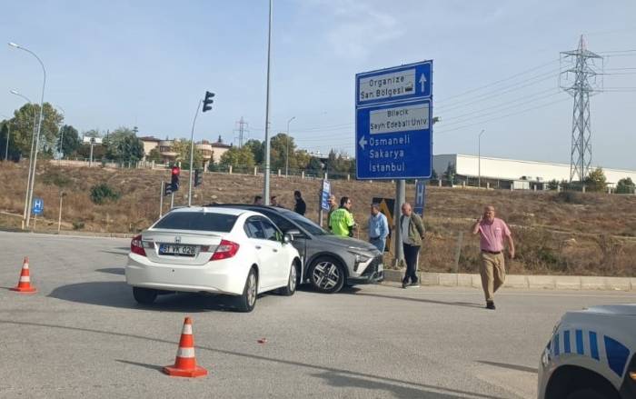 Hastane Kavşağında Trafik Kazası: 1 Yaralı