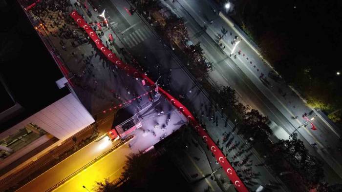 Tatvan’da 200 Metrelik Bayrakla ‘Fener Alayı’ Düzenlendi